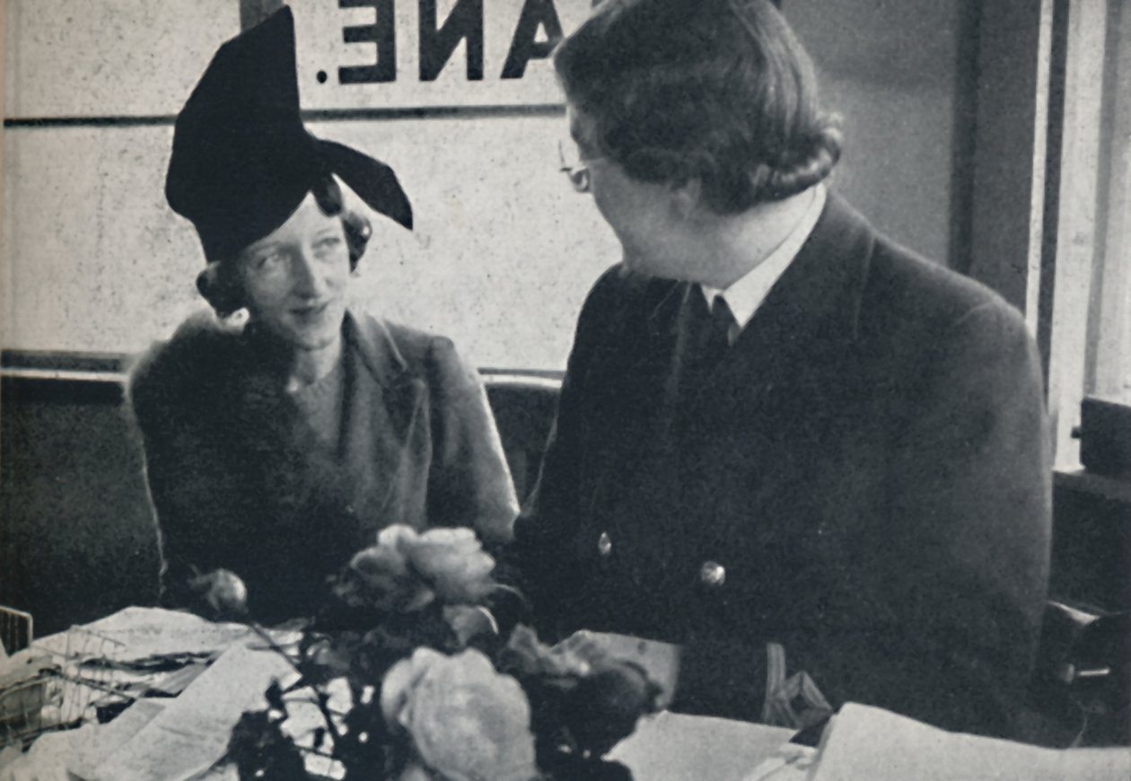 Yakında farklı bir şapka, 1941 by Cecil Beaton