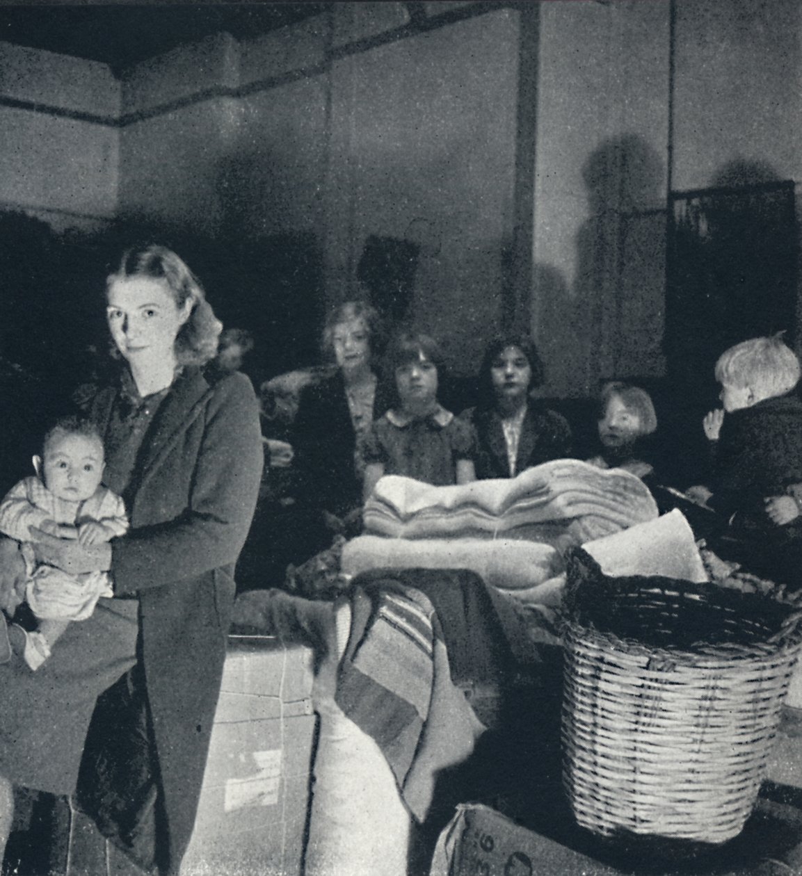 Evsizler için battaniyeler, 1941 by Cecil Beaton