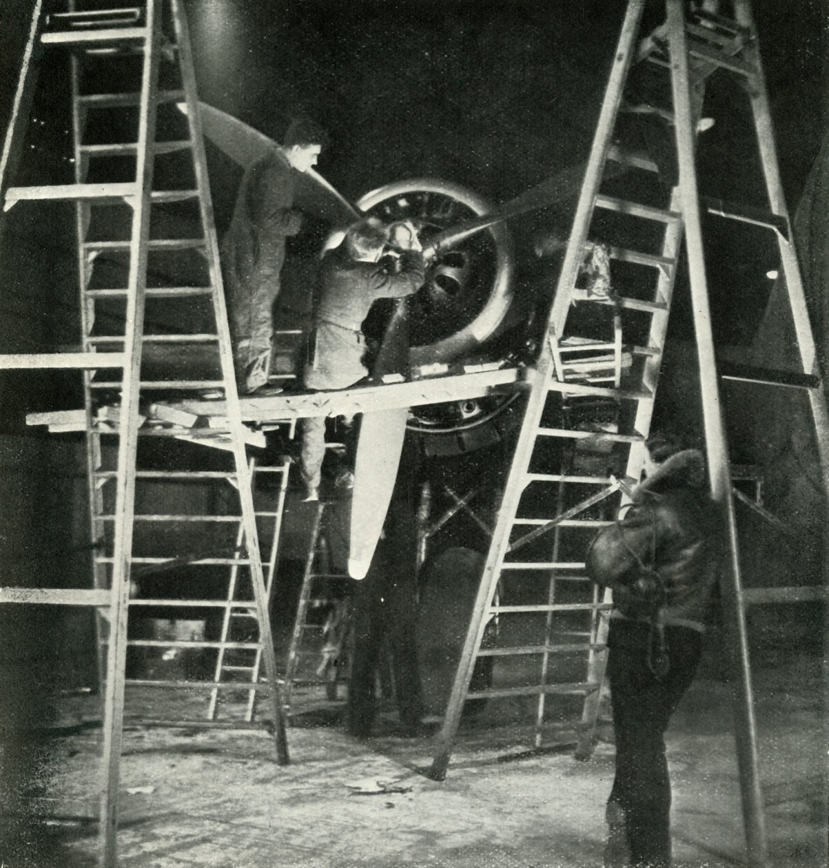 Uçuş Mekaniği, Ayrıca bir W.A.A.F. Ticaret, c1943. by Cecil Beaton