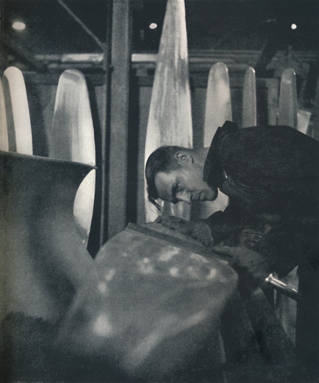 Pistole bıçaklarının ölçülmesi, 1941 by Cecil Beaton