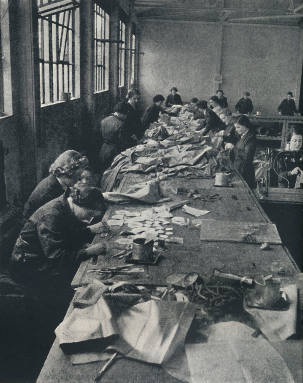 Balonları yamalamak, 1941 by Cecil Beaton