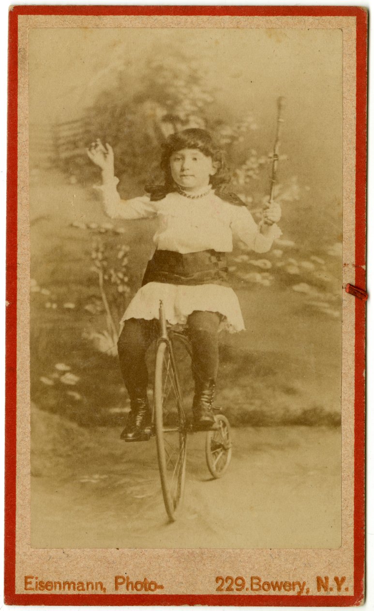 Üç tekerlekli bisikletli bir kızın stüdyo portresi., 1880