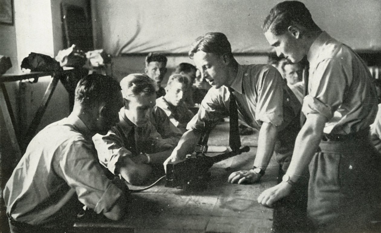 RAF personelinin silahları öğrenmesi, 1941. by Charles Brown