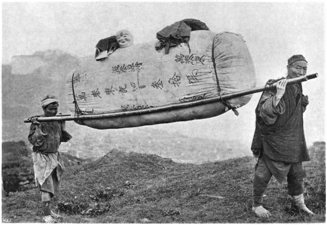Pamuk taşıyan Coolies, 1901 by Chinese Photographer