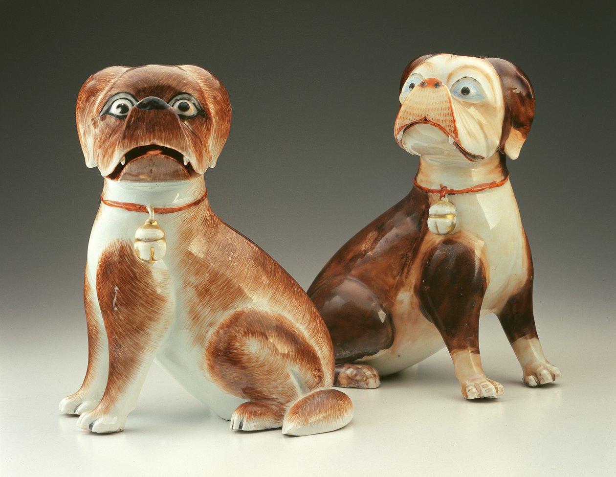Pug köpekleri çifti (porselen) by Chinese School