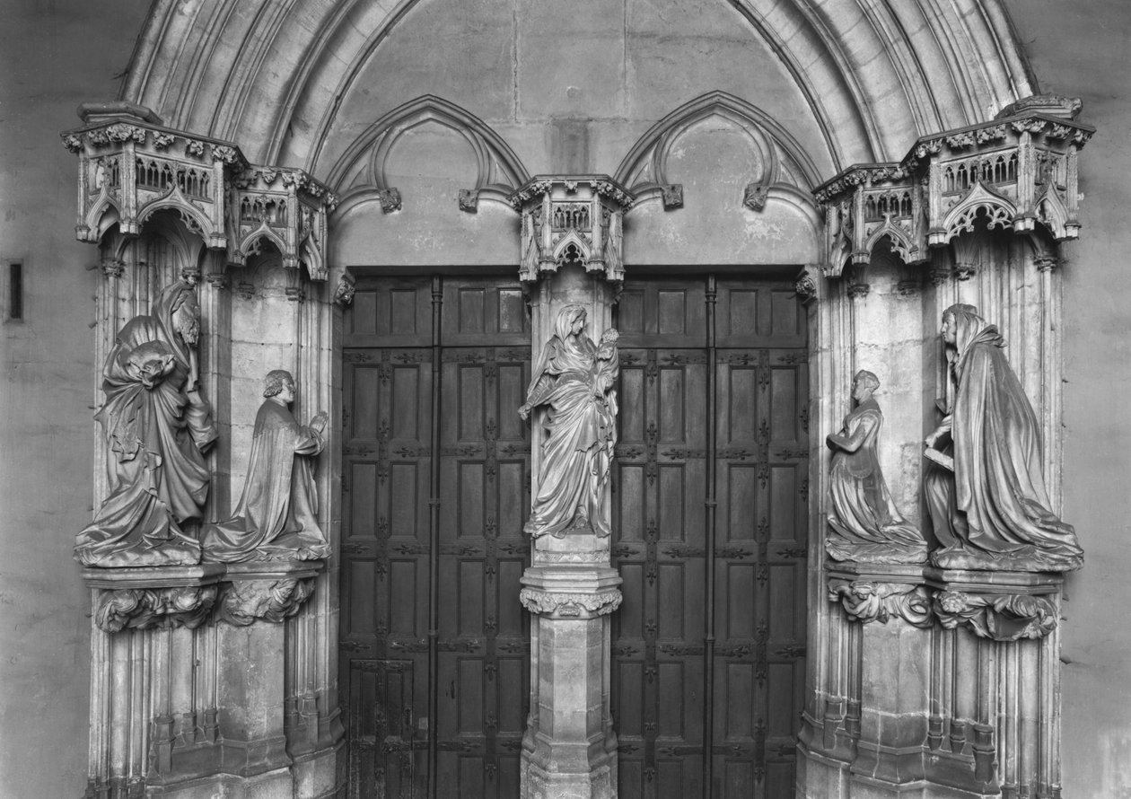 Bakire ve Çocuğu, Cesur Philip ve Vaftizci Yahya'yı, Margaret III, Flanders Kontesi ve St. Catherine'i tasvir eden bir trumeau ile portal by Claus and Malouel, Jean Sluter