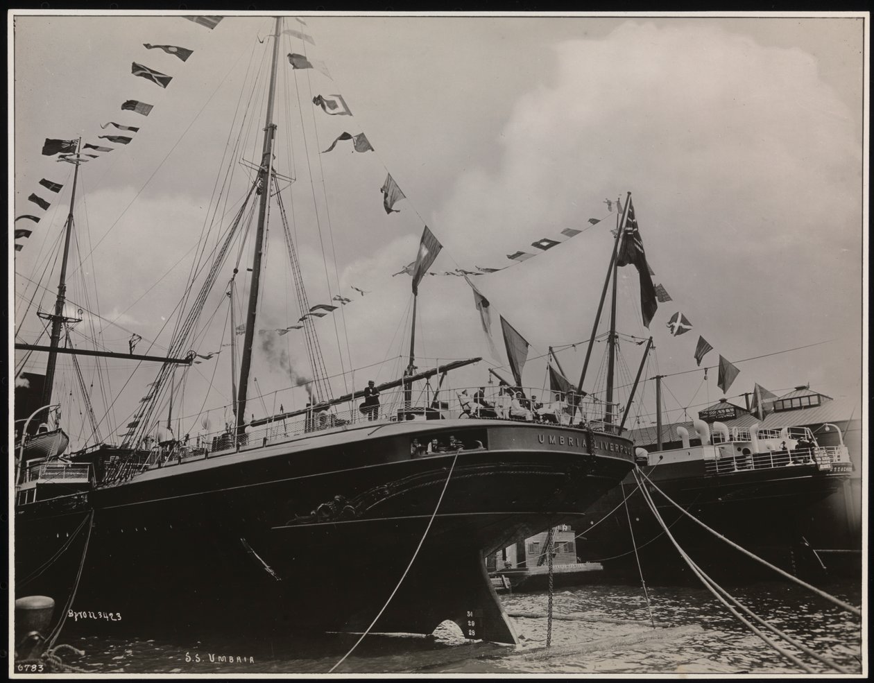 Rıhtımda S.S. "Umbria", 1897 dolayları (s/b fotoğraf) by Company Byron