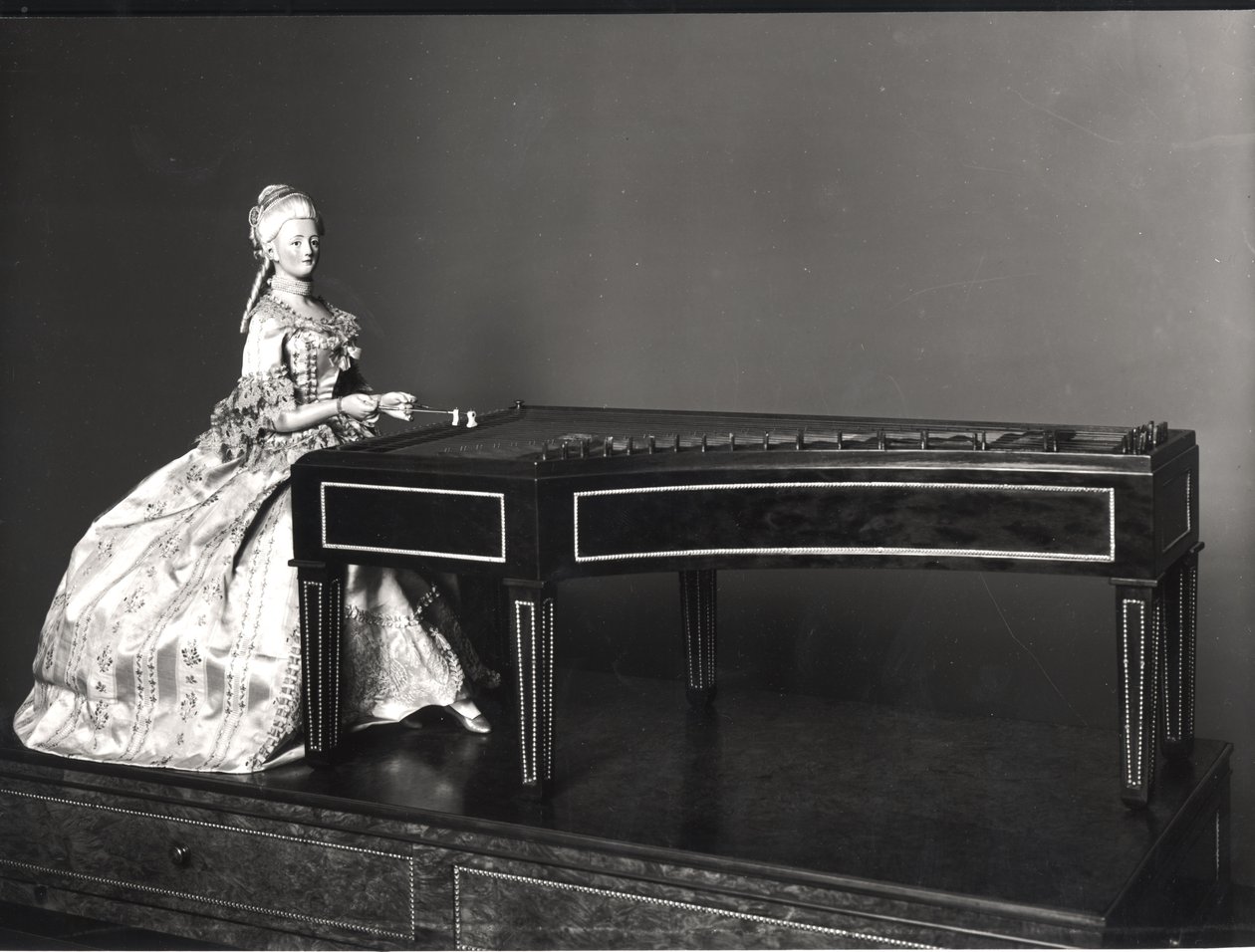 Dulcimer Player (detay) (ahşap ve metal) (ayrıca bkz. 157813) by David Roentgen
