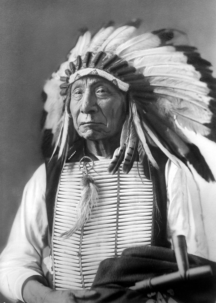 Red Cloud, Dakota Şefi, bir başlık takıyor, 1880