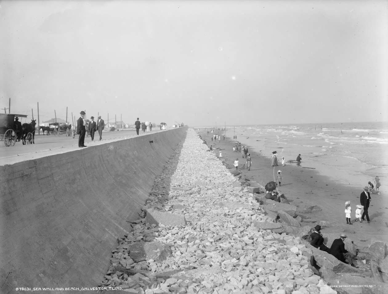 Deniz duvarı ve plaj, Galveston, Teksas, 1910-20 by Detroit Publishing Co.