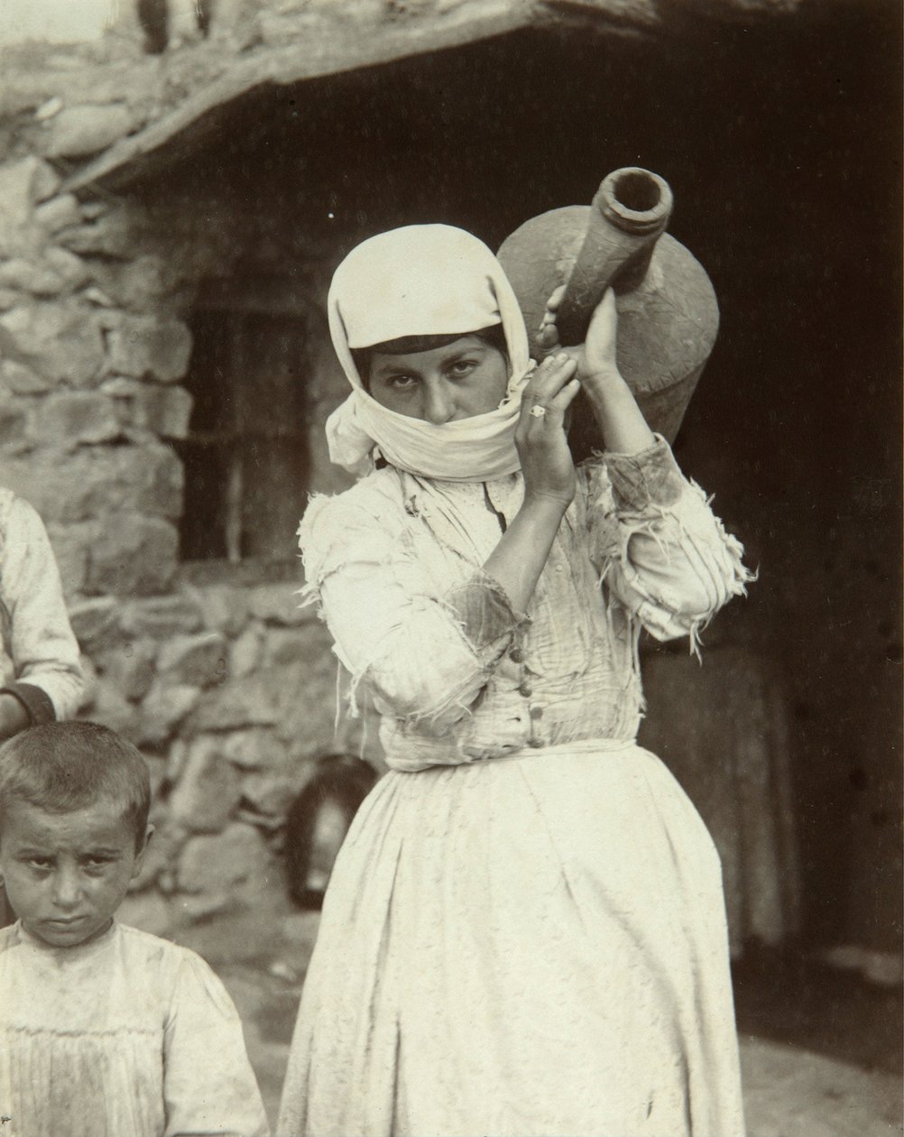 Ermeni köylü kızı, Erivan (s/b fotoğraf) by Dmitri Ivanovich Yermakov