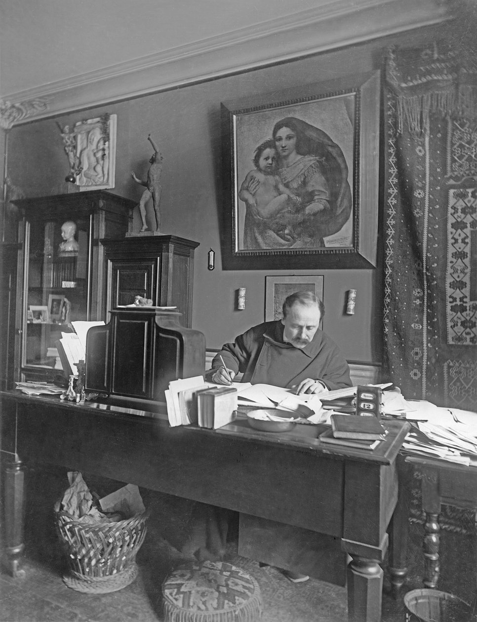 Fransız besteci Jules Massenet masasında oturuyor by Dornac