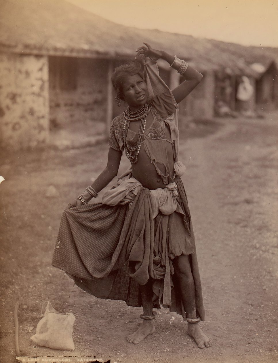 [Çingene Dans Eden Kız, Kathiawar], yak. 1915. by E. Taurines