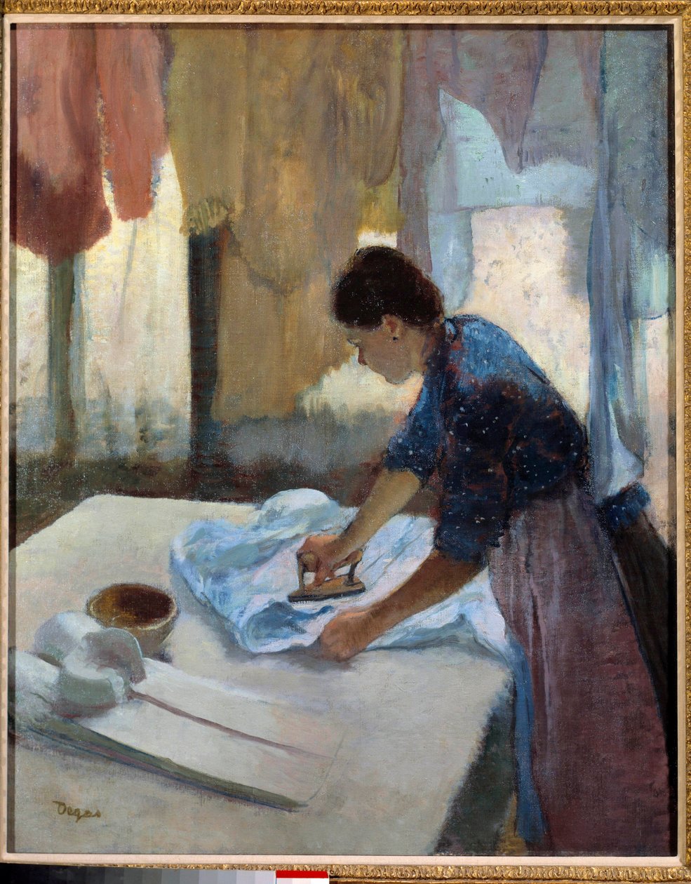 Işığa karşı Ütü yapan kadın by Edgar Degas