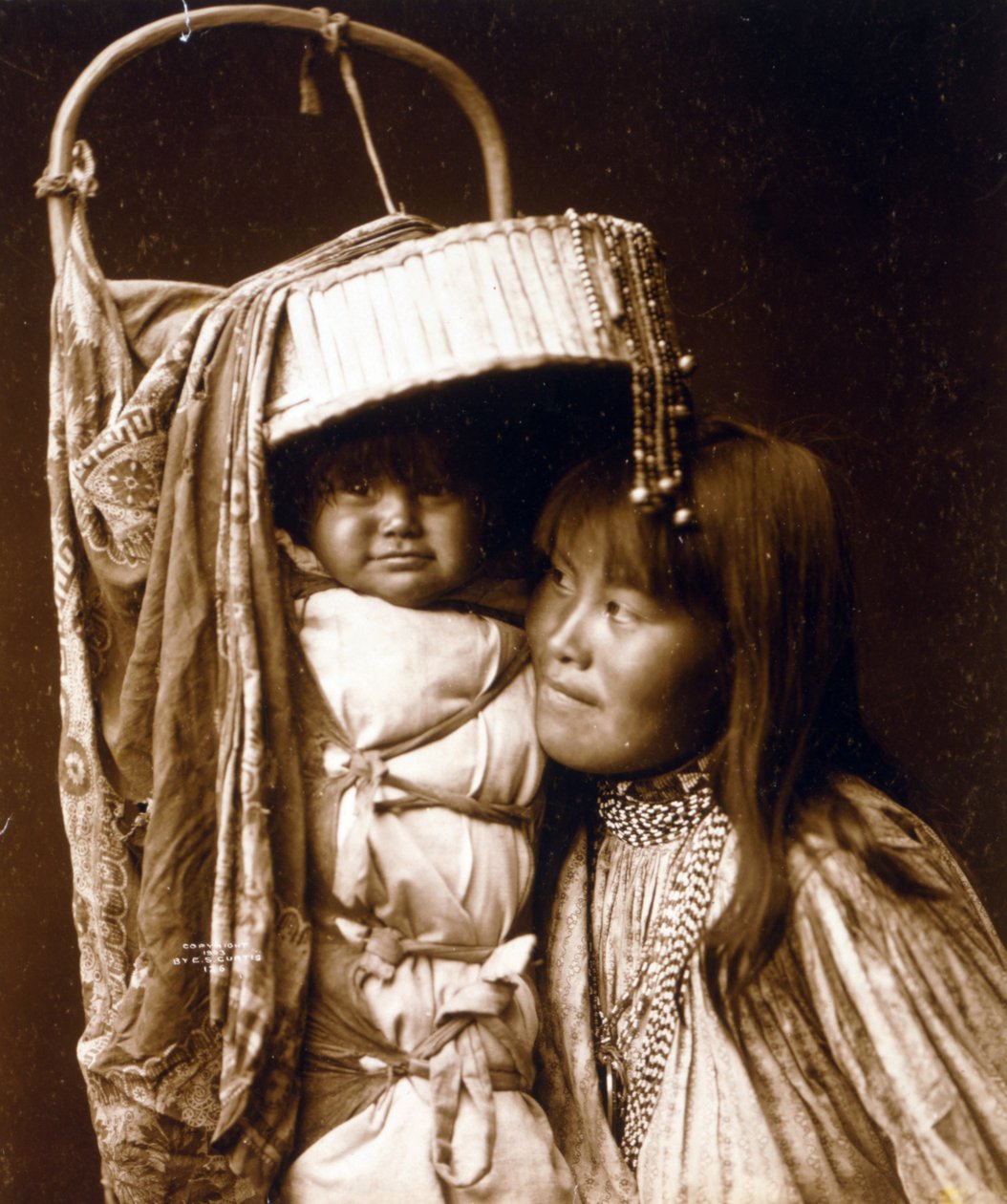 Apaçi kız ve Papoose by Edward Sheriff Curtis