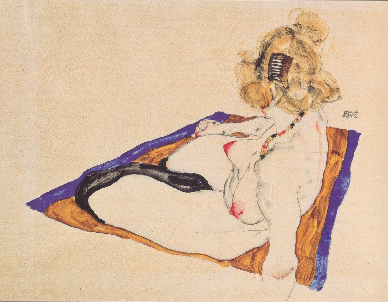 Kahverengi bir bez üzerinde oturan sarışın çıplak model by Egon Schiele