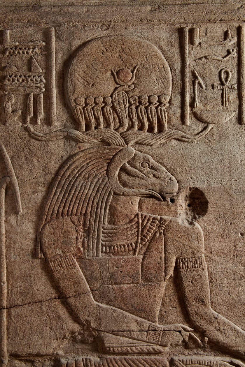 Firavun Taharqa tarafından Nubia'da Kawa'da inşa edilen Amun Tapınağı'nın avlusunda dikilen bir türbe üzerinde kabartma, 25. Hanedan, Geç Dönem, MÖ 690-64, 107896 kumtaşı detayı by Egyptian 25th Dynasty