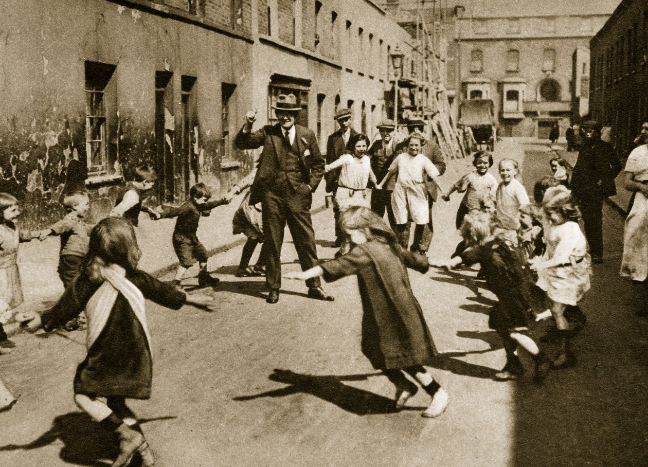 Sokak müziği eşliğinde dans eden çocuklar (sepya fotoğrafı) by English Photographer