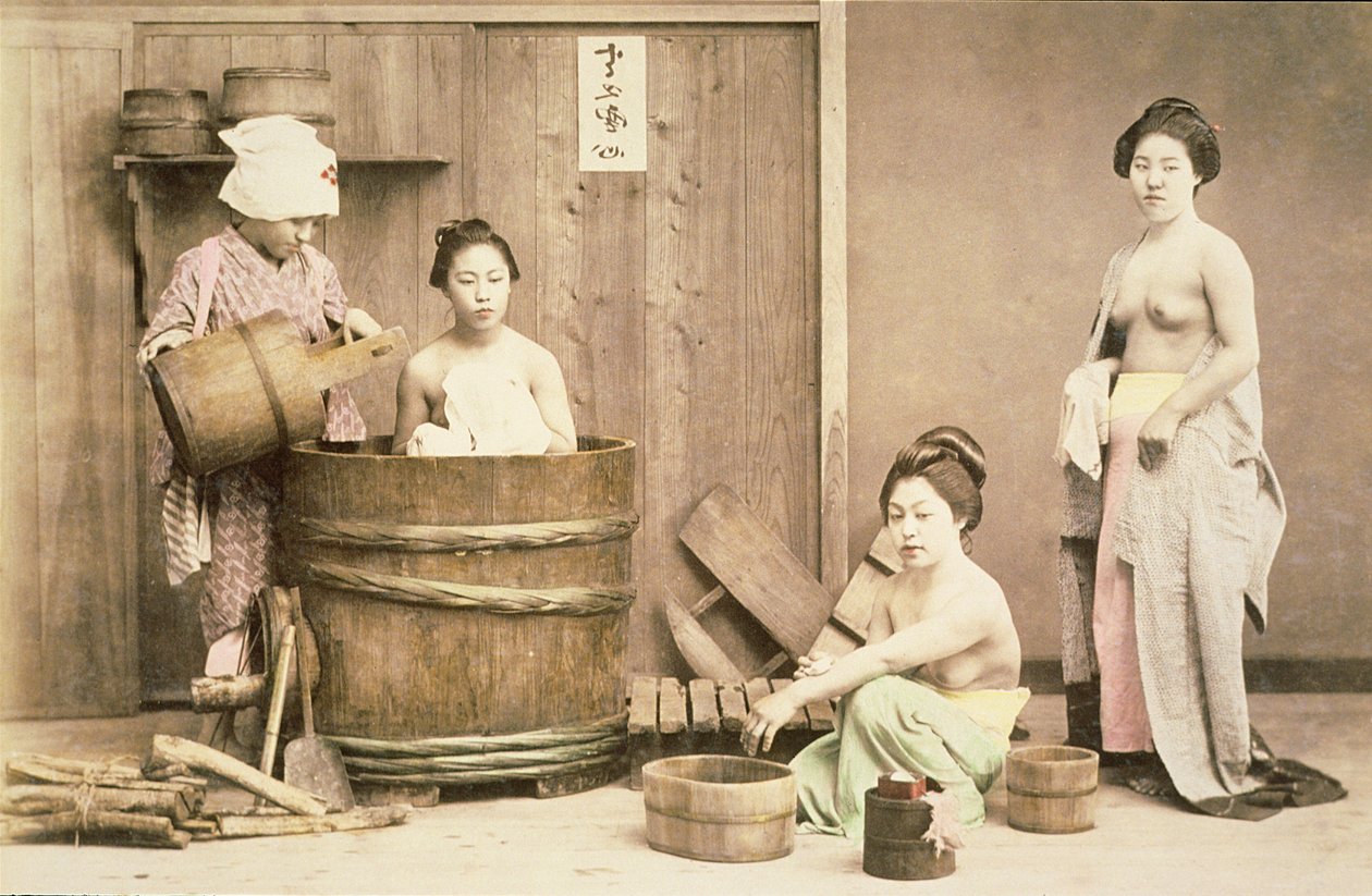 Geyşaların yıkanması, 1880 dolayları (el ile boyanmış albümen baskı) by English Photographer