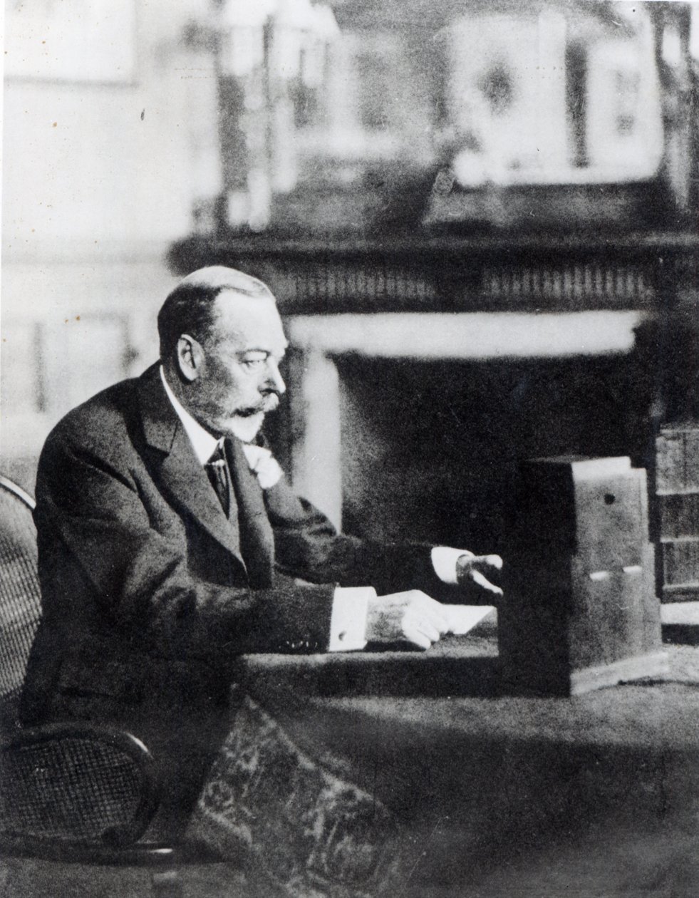 Kral George V by English Photographer