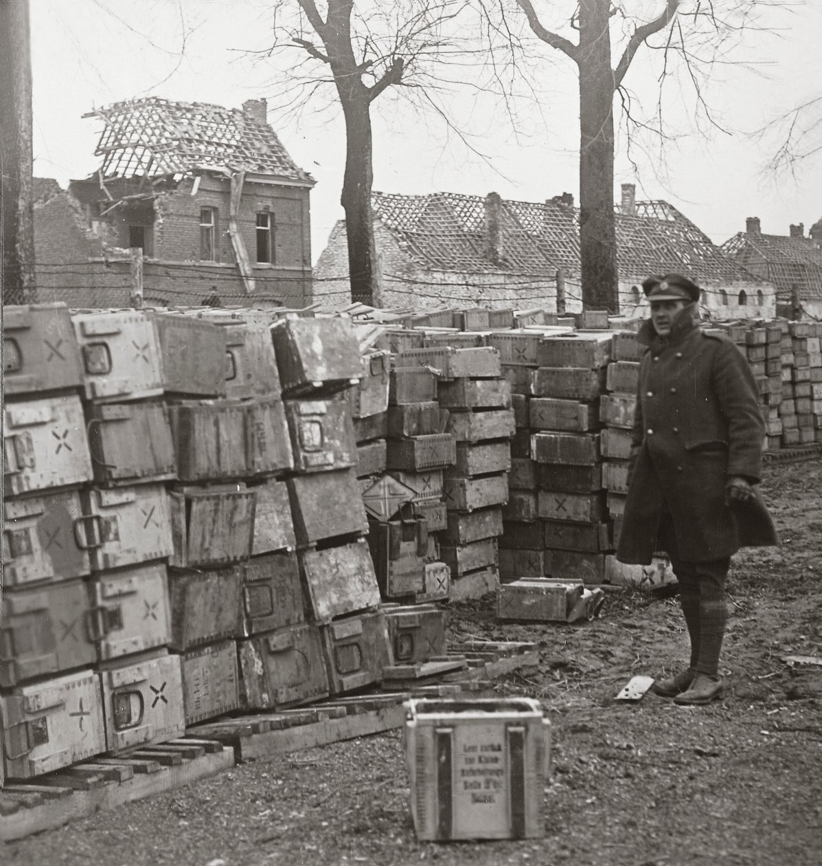 Cambrai yakınlarındaki hızlı ilerlememiz, Almanları büyük miktarda mühimmattan vazgeçmeye zorladı. by English Photographer