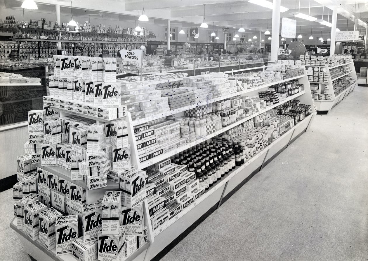Sabun tozu reyonu, Woolworths mağazası, 1956 by English Photographer