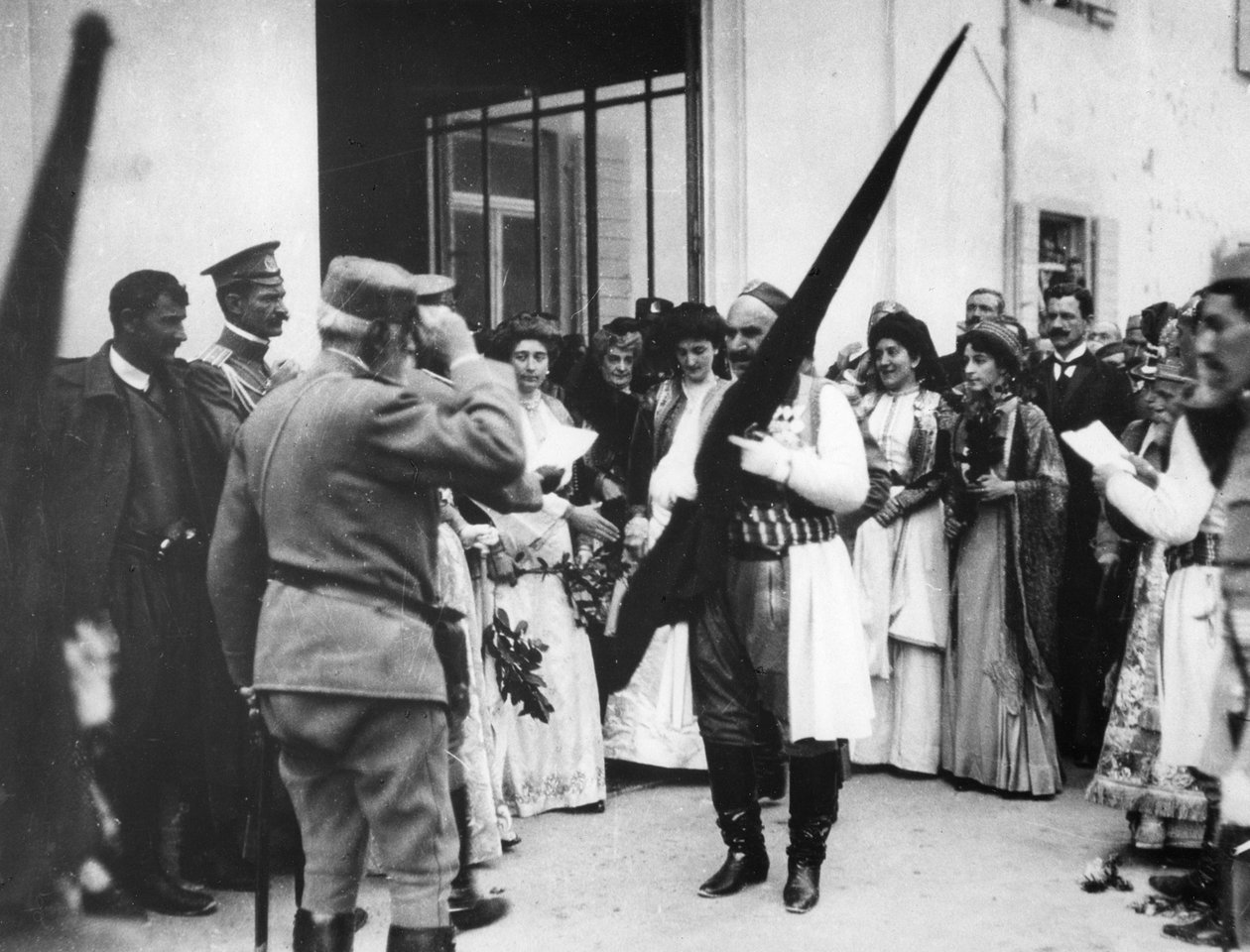 Türk bayraklı Karadağ Kralı, Cetinge, Karadağ, 1913 by English Photographer