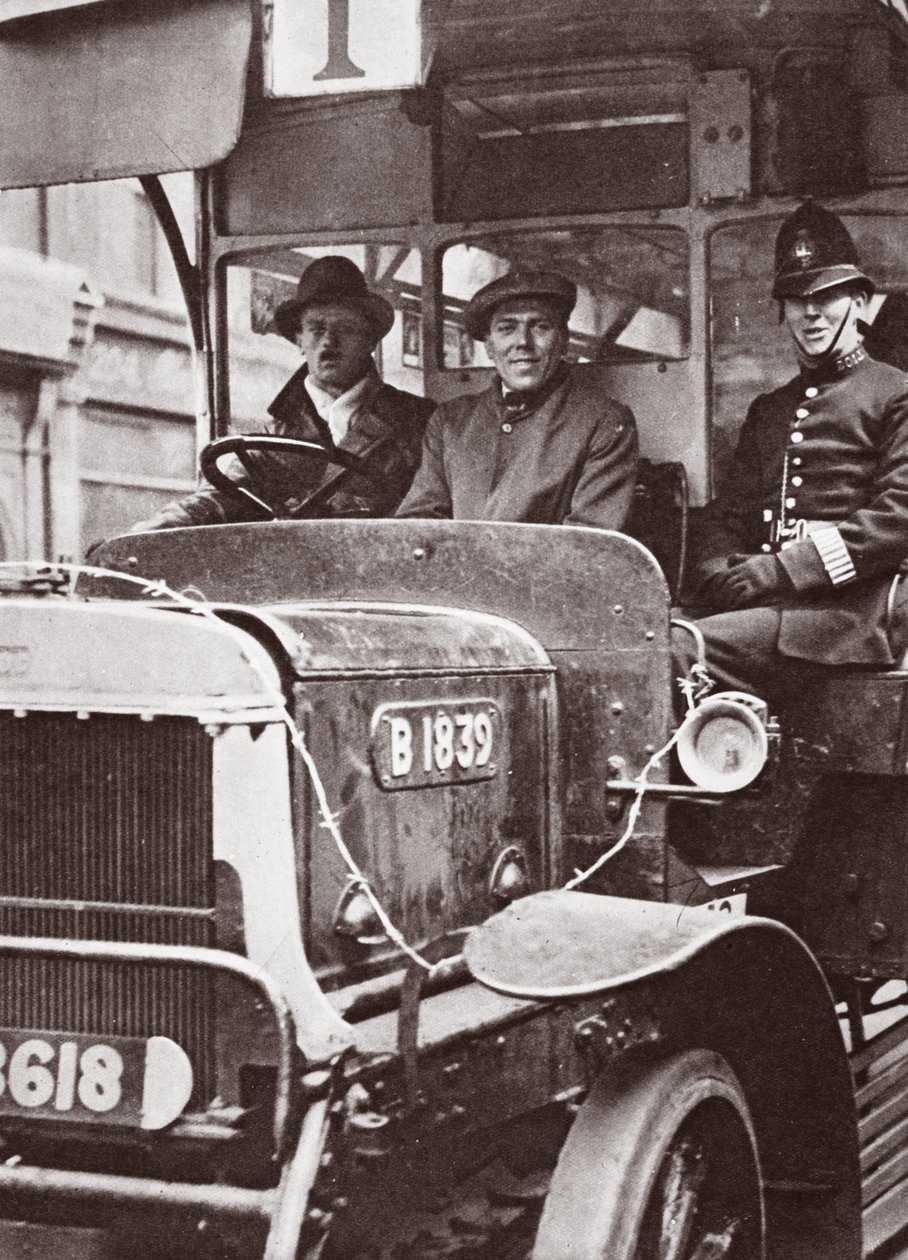 Gönüllü ulaşım ve polis koruması, Mayıs 1926 by English Photographer