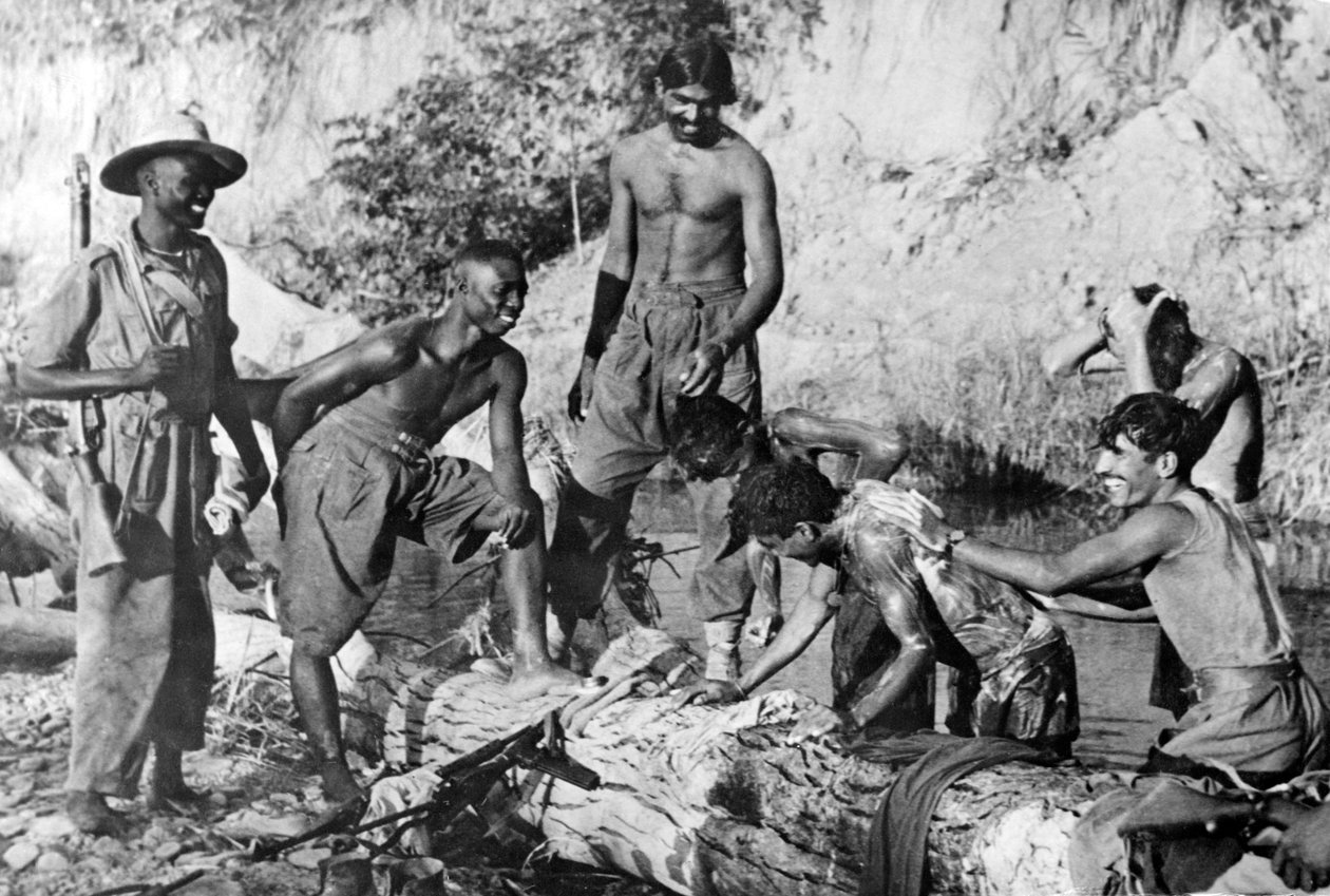 Batı Afrikalı ve Hintli askerler bir derede yüzerken, 1944-45 by English Photographer