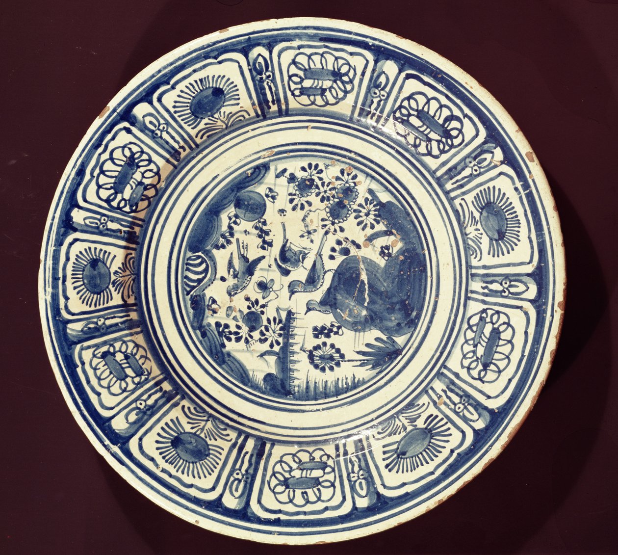 Geç bir Ming İhracatından türetilen mavi tabak, muhtemelen Christian Wilhelm fabrikası, Southwark, Londra, c.1635-40 (kalay sırlı çanak çömlek) by English School
