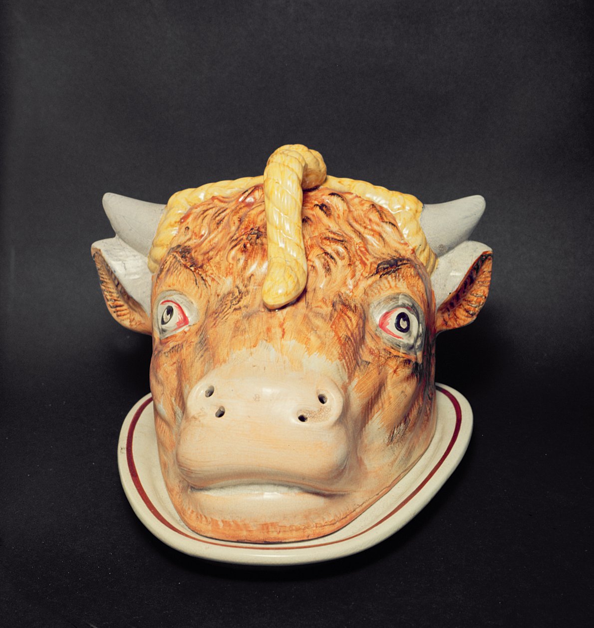 İnek kafası şeklinde Staffordshire peynir tabağı, 1850 dolayları by English School