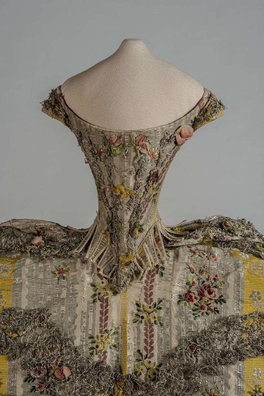 Moda bebeğinin mantuası (korse) by English School
