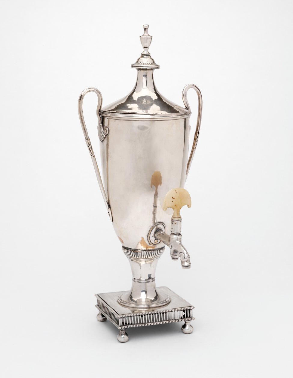 Urn, c.1790 (sheffield plakası ve kemiği) by English School