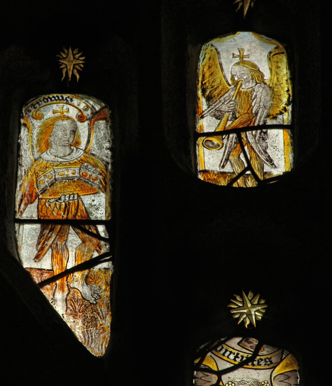 Müzisyen melekleri betimleyen s1 penceresi:tahtlar, seraphim by English School