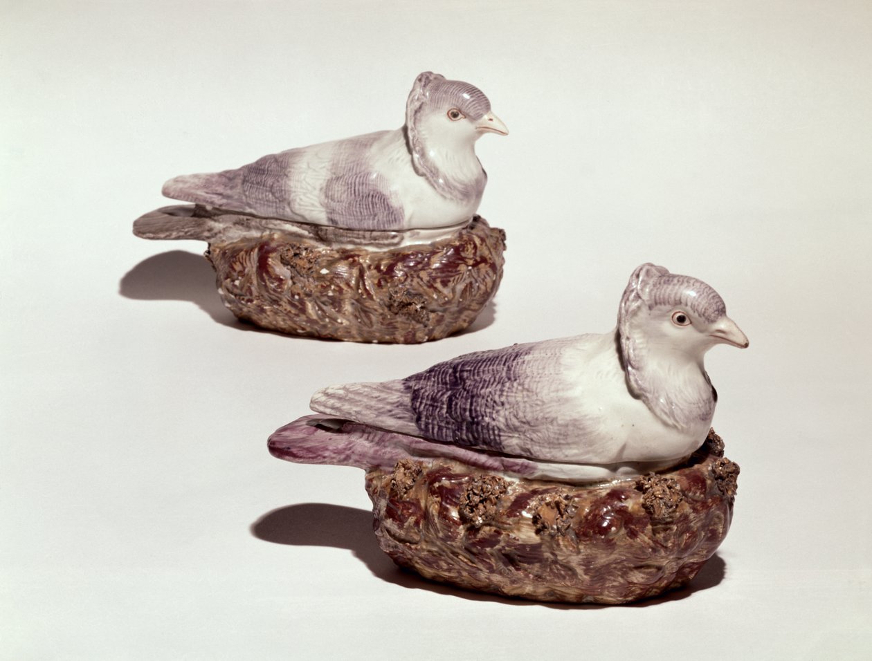 Güvercin şeklinde Staffordshire çanak çömlek çifti, c.1790 (seramik) by Enoch Wood