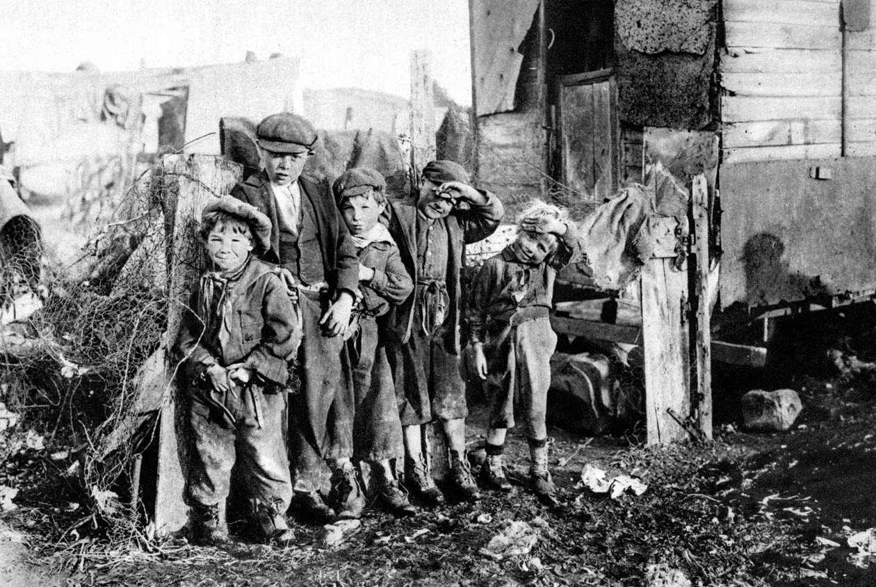 Bir grup sokak çocuğu, Paris, 1931 by Ernest Flammarion