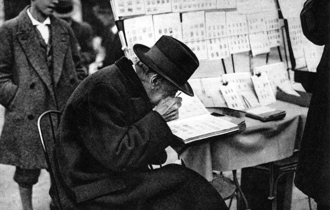 Eski bir pul alıcısı, Paris, 1931. by Ernest Flammarion