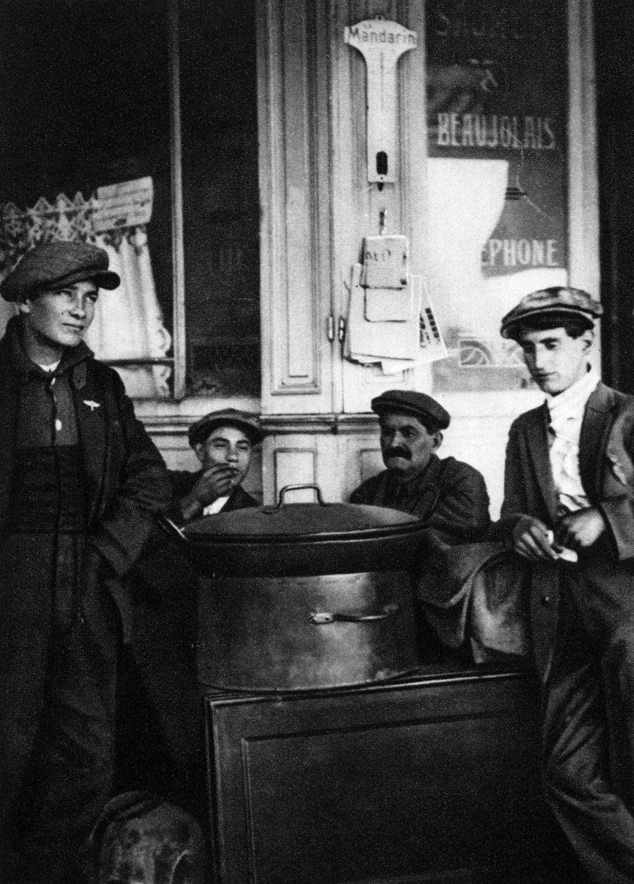 Kavrulmuş kestane sokak satıcıları, Paris, 1931. by Ernest Flammarion