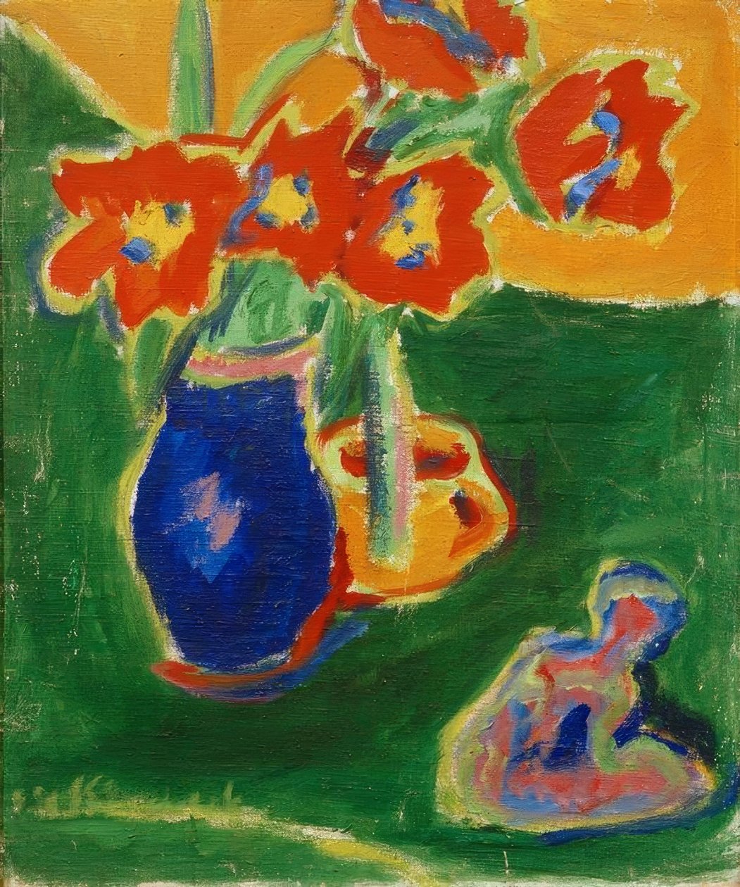 Bir heykel ile mavi bir vazoda kırmızı laleler by Ernst Ludwig Kirchner