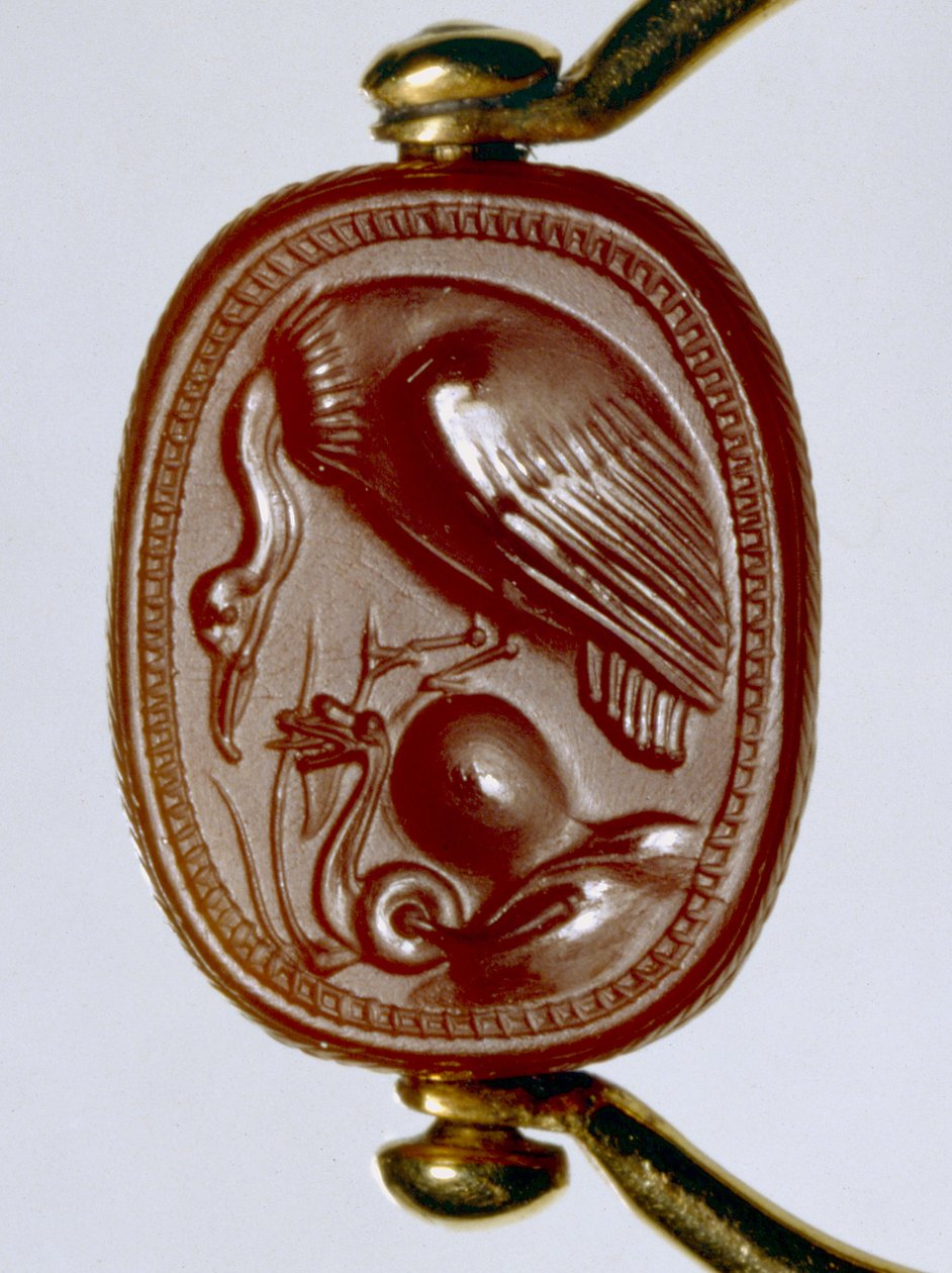 Sarmal bir yılanı tehdit eden bir akbabayı tasvir eden çerçeve olarak carnelian bok böceği ile Etrüsk altın yüzük (altın ve carnelian) by Etruscan