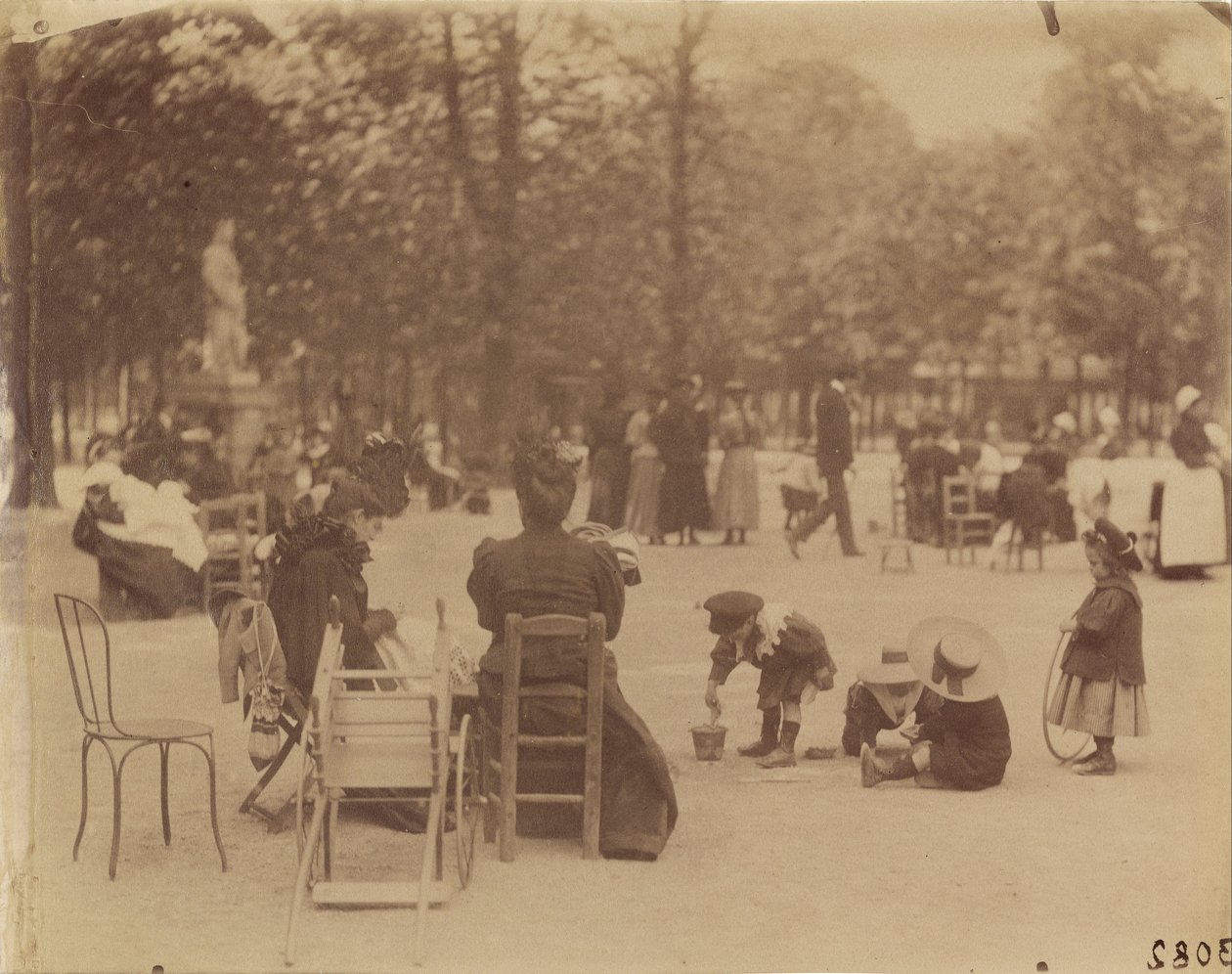(Lüksemburg Bahçelerinde Kadın ve Çocuklar) by Eugène Atget