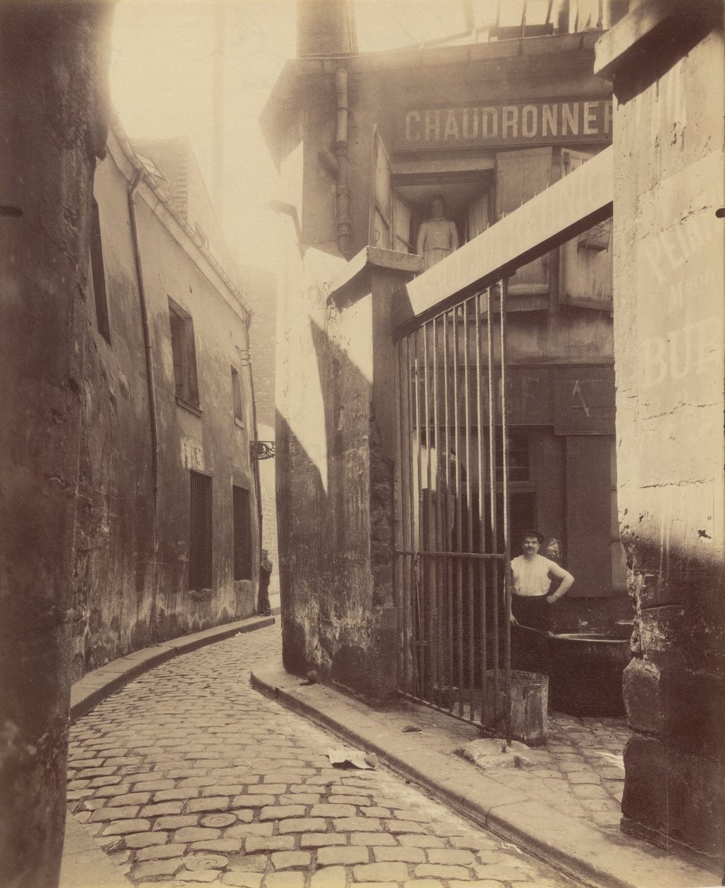 Metal İşçileri Mağazası, pasaj de la Réunion by Eugène Atget