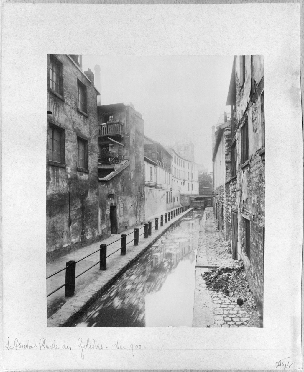 Bievre, Ruelle des Gobelins, Paris, Mayıs 1900 by Eugène Atget