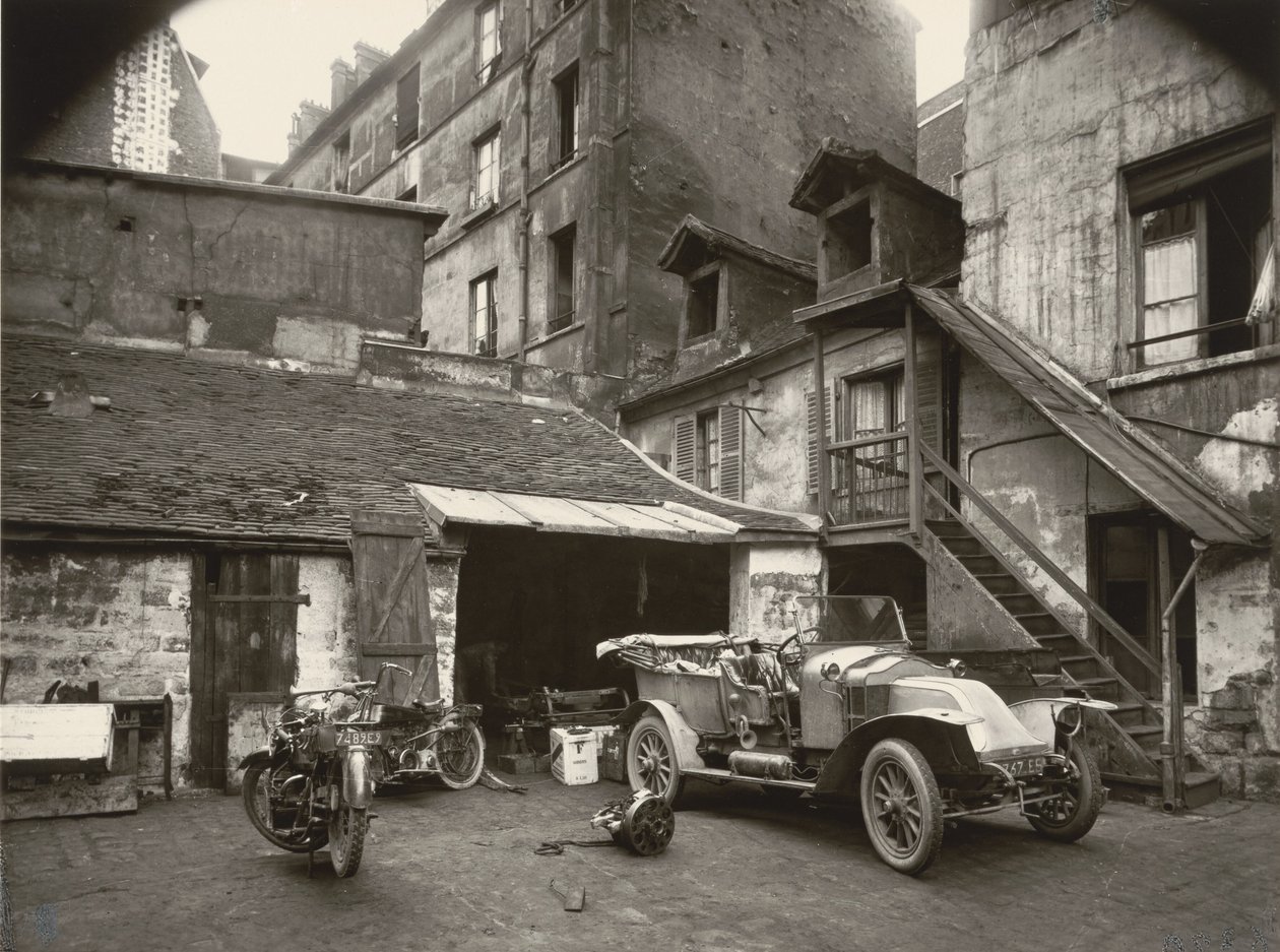 Avlu, rue de Valence by Eugène Atget