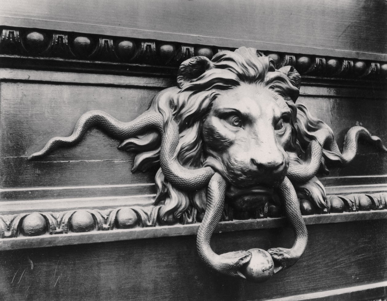 Aslan kapı tokmağı, Paris by Eugène Atget