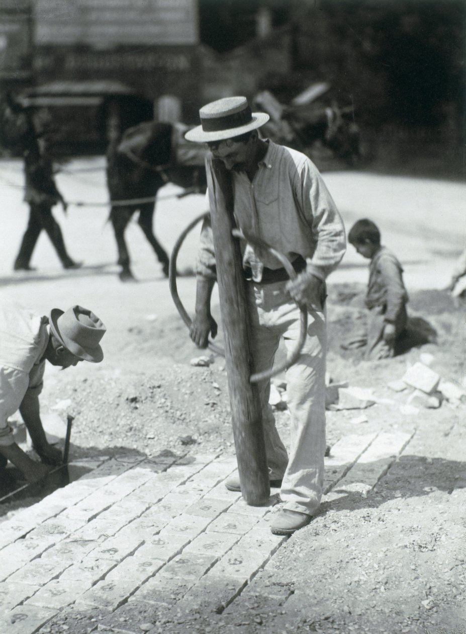 Street Finer, 1910 (jelatin gümüş baskı) by Eugène Atget