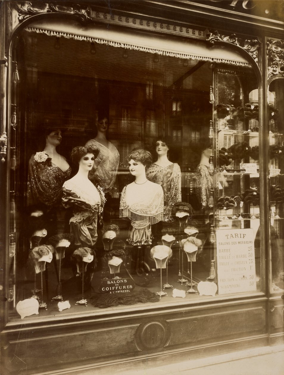 Kuaför Dükkanı Çalışması by Eugène Atget