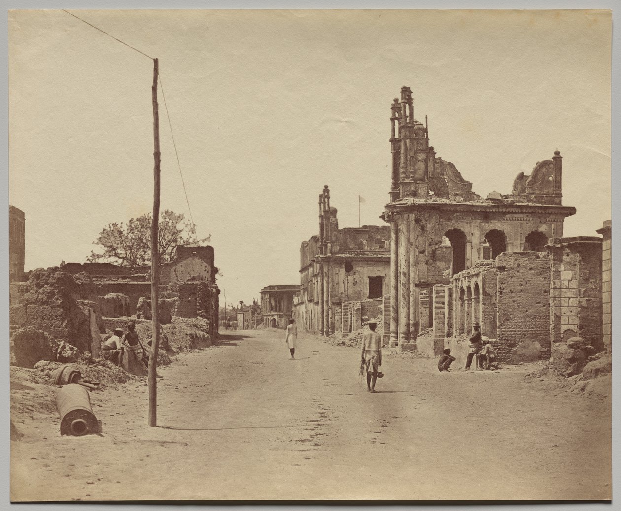 Lucknow'daki Cawnpore Yolu by Felice A. Beato