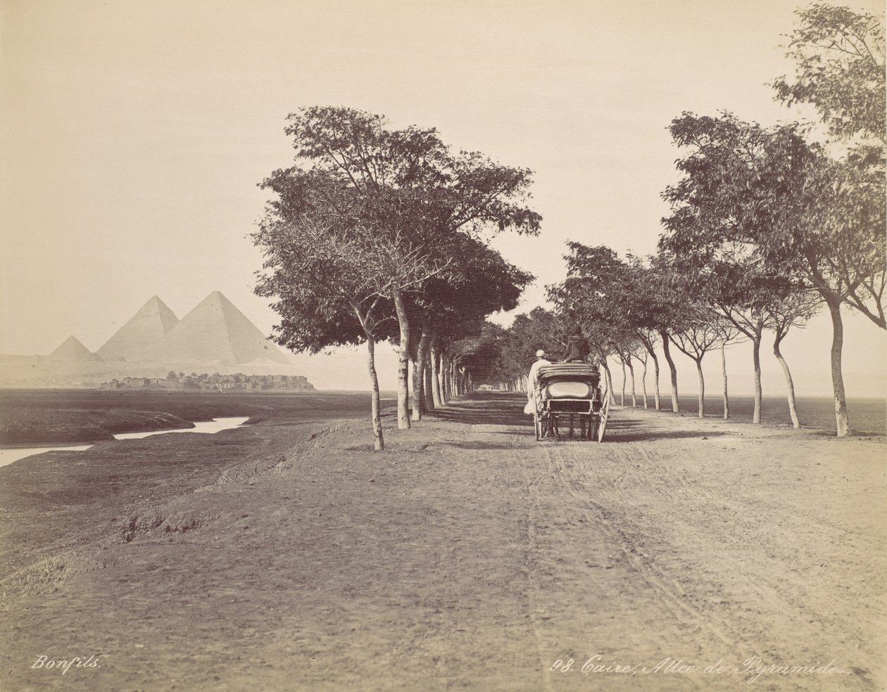Kahire. Piramit Sokağı, yaklaşık. 1870. by Félix Bonfils