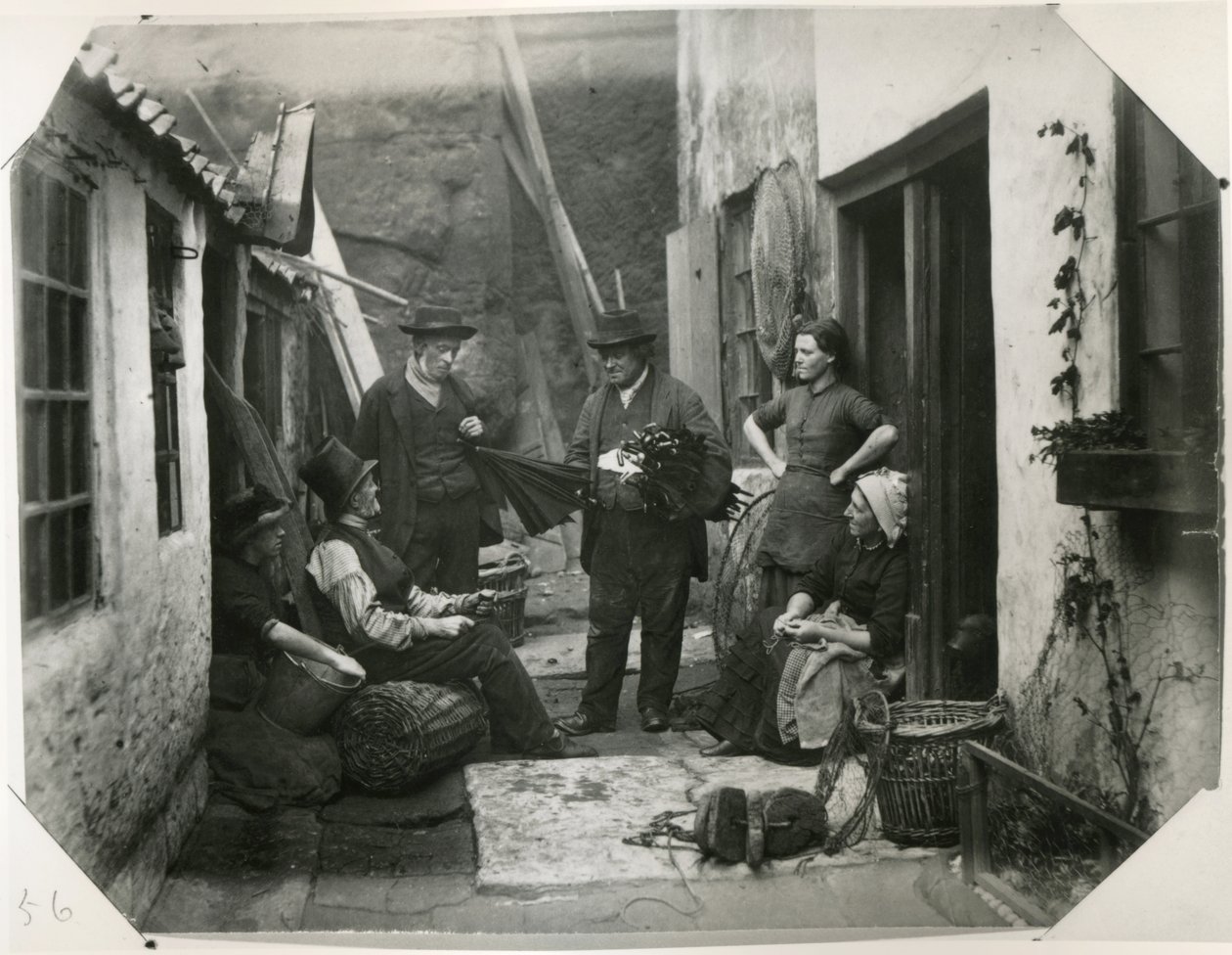 Whitby Fisher Folk, c.1885 (albüm baskısı) by Frank Meadow Sutcliffe